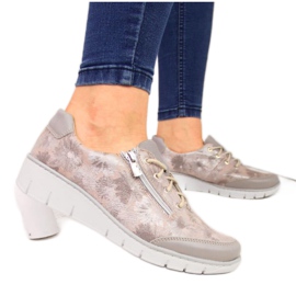 Chaussures en cuir à fleurs beige Helios W 334