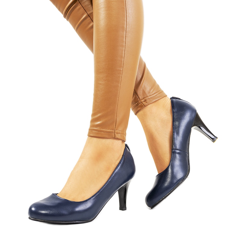 Escarpins bleu marine sur le post de Zamora Escarpins bleu marine sur le post de Zamora