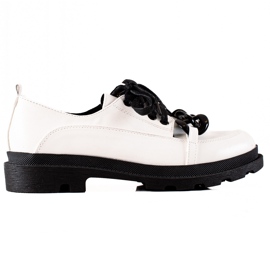 Goodin Chaussures à lacets avec un ornement blanche Goodin Chaussures à lacets avec un ornement blanche