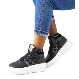 Baskets noires sur la plateforme Dennis le noir