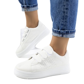 Baskets blanches sur la plateforme Nizza