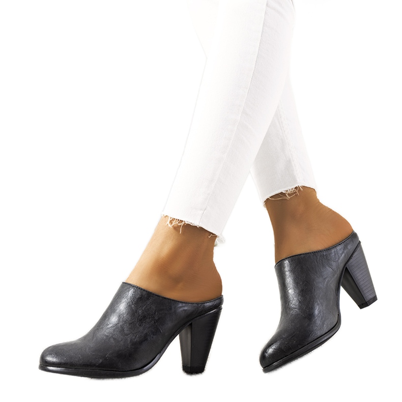 Chaussons noirs sur le poteau de Plotkin le noir
