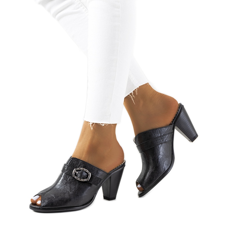 Chaussons noirs sur le poteau de Lucinda le noir