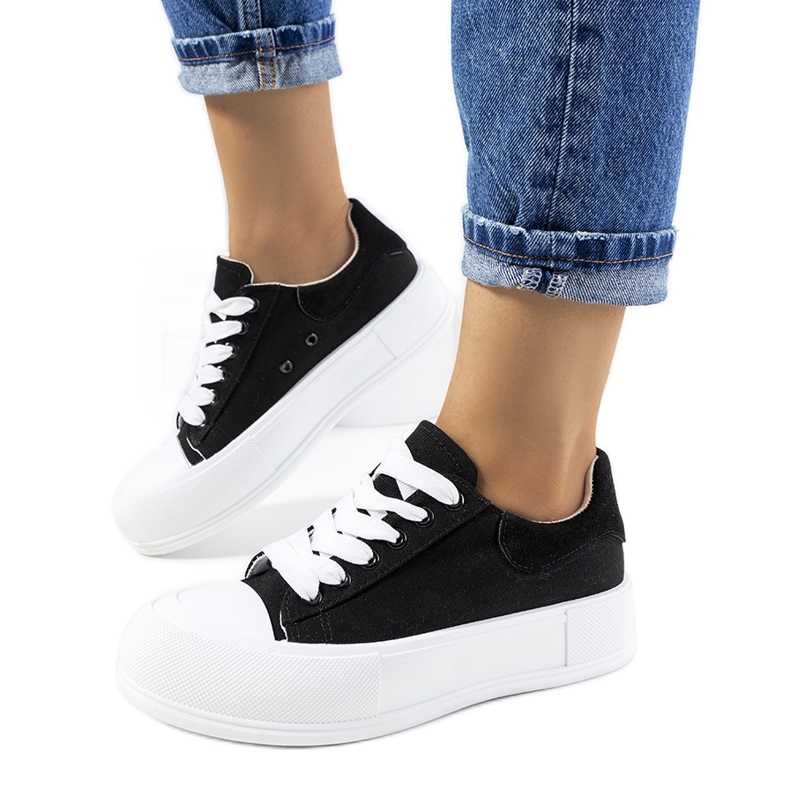 Baskets noires sur la plateforme Venancia le noir