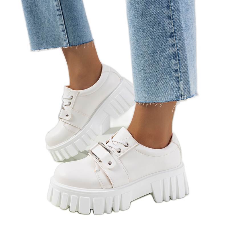 Des chaussures blanches sur une semelle de tracteur de Sallie Des chaussures blanches sur une semelle de tracteur de Sallie