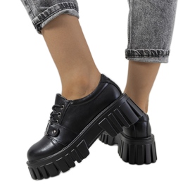 Chaussures noires sur une semelle de tracteur de Sallie