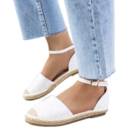 Les espadrilles blanches de Faiz