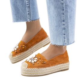 Espadrilles brunes sur la semelle épaisse de Mme Nicki jaune