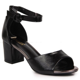 Sandales noires sur le post Vinceza W JAN96A