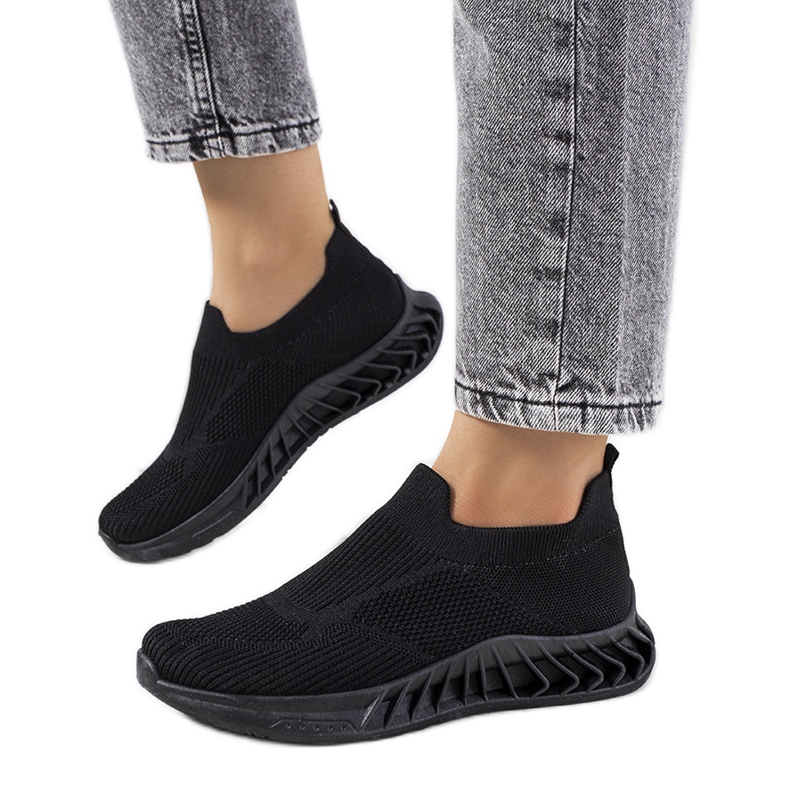 Les baskets noires de Neda le noir