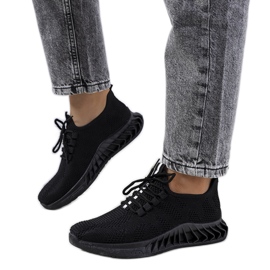 Avec des baskets noires