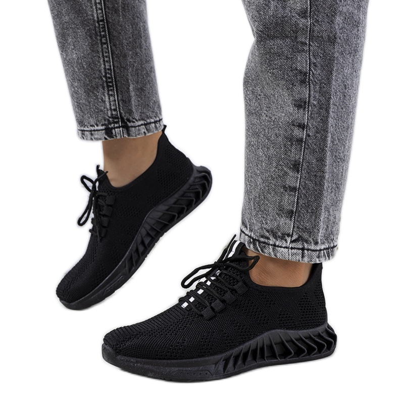 Avec des baskets noires le noir