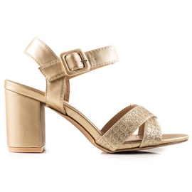 Encor Sandales dorées sur un bar