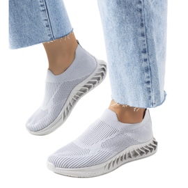 Les baskets de sport grises de Neda Les baskets de sport grises de Neda