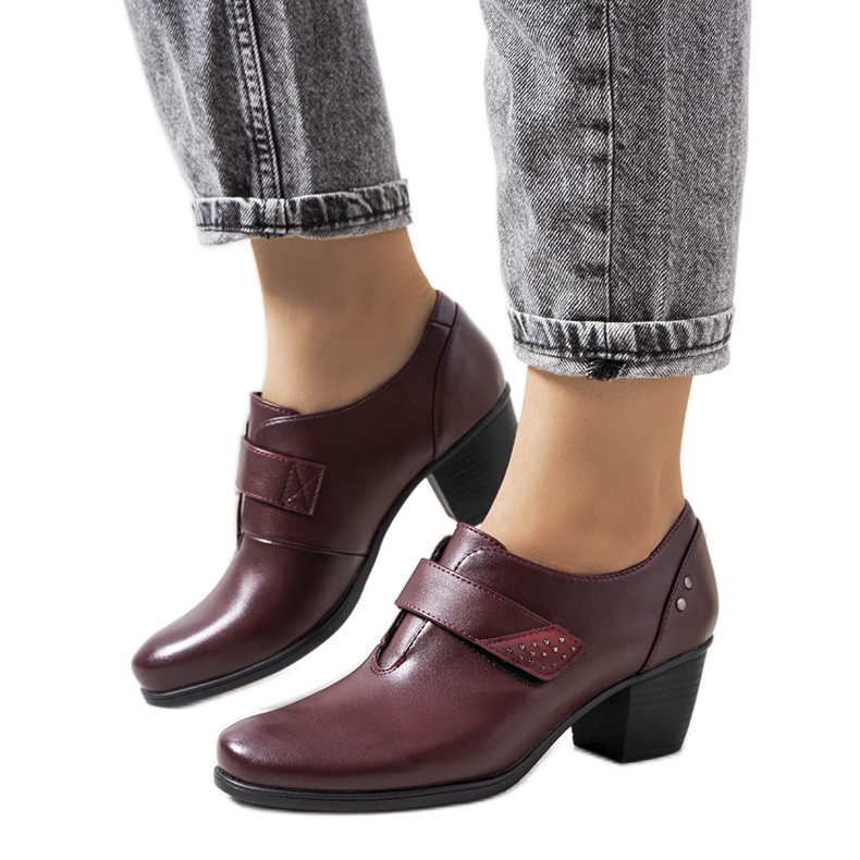 Brogues marron sur le poste de Belia rouge multicolore