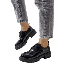 Chaussures noires sur une semelle de tracteur de Markus