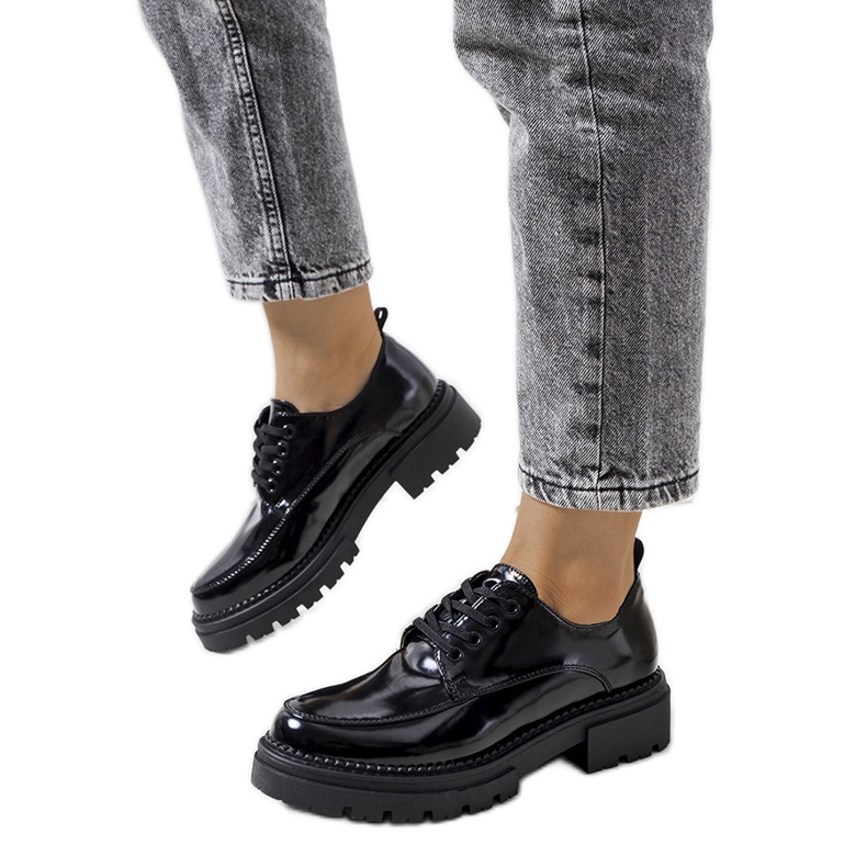 Chaussures noires sur une semelle de tracteur de Markus le noir