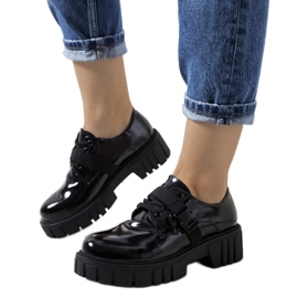 Chaussures noires sur une semelle de tracteur par Vellem le noir Chaussures noires sur une semelle de tracteur par Vellem le noir