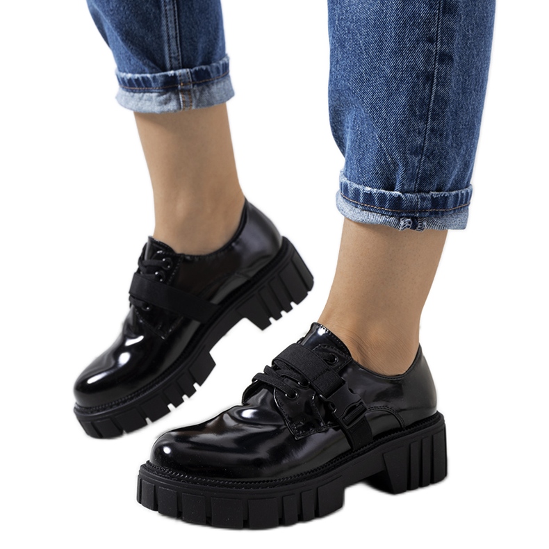 Chaussures noires sur une semelle de tracteur par Vellem le noir Chaussures noires sur une semelle de tracteur par Vellem le noir