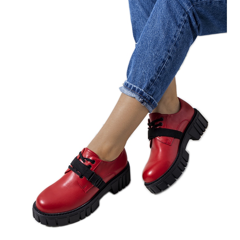 Chaussures rouges sur une semelle de tracteur Marike