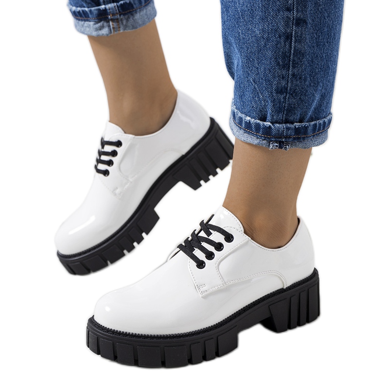 Chaussures laquées blanches d'Eileen