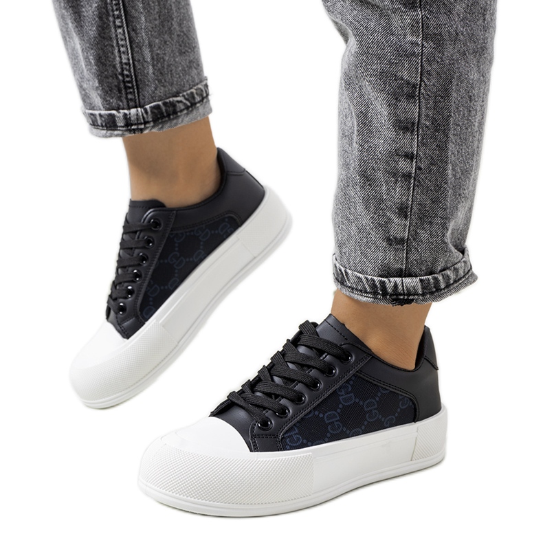 Baskets noires sur la plateforme Birkett le noir