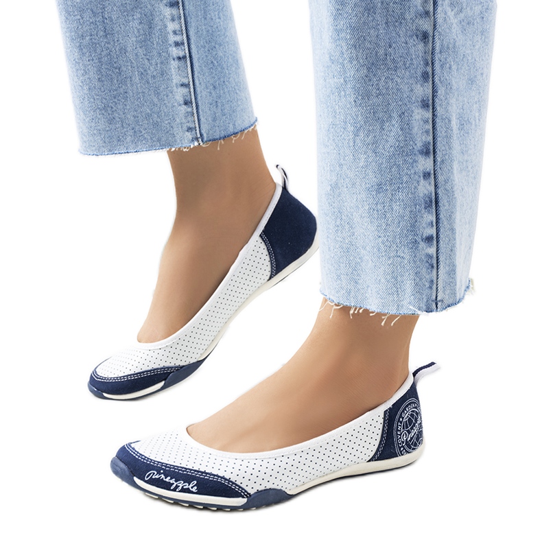 Ballerines en cuir ajouré blanc Wascana blanche bleu marin