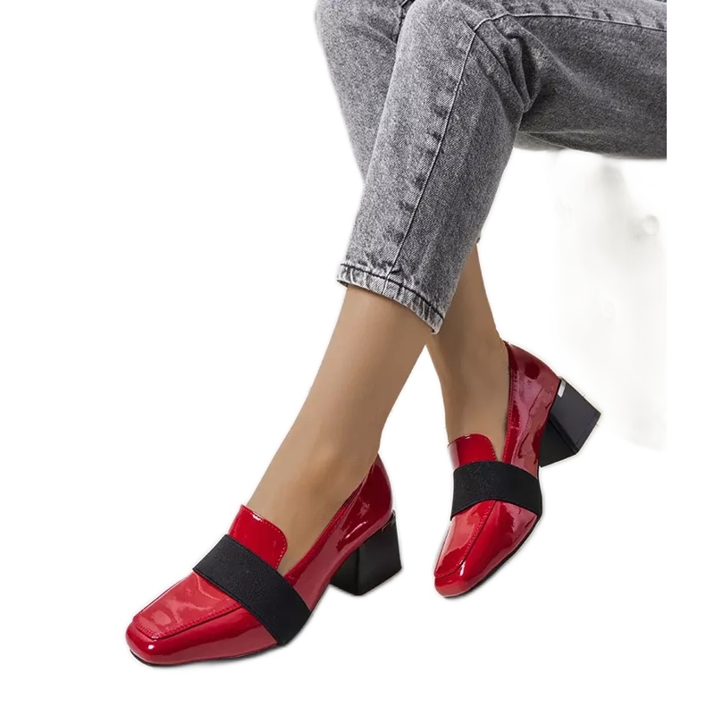 Chaussures laquées rouges sur le poste de Tammy Chaussures laquées rouges sur le poste de Tammy