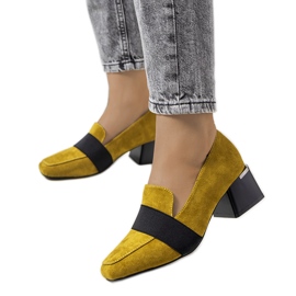 Richelieus jaunes sur le poteau d'Arden noir