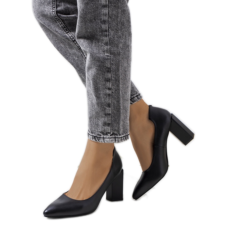 Escarpins noirs sur le poteau Kruis le noir