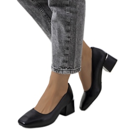 Escarpins noirs sur le poste de Hanae