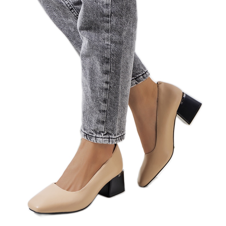 Escarpins en cuir beige sur le poteau Vasila