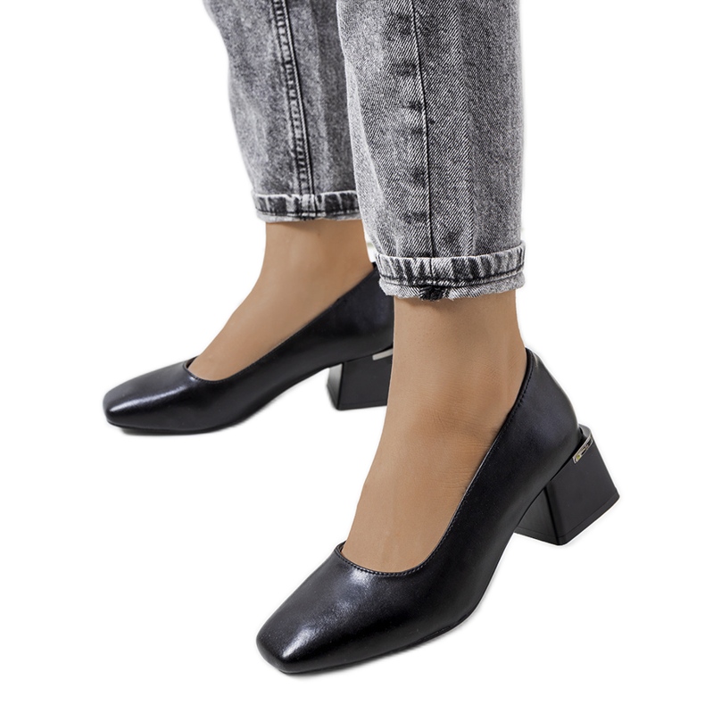 Escarpins en cuir noir sur le poteau Vasila le noir Escarpins en cuir noir sur le poteau Vasila le noir