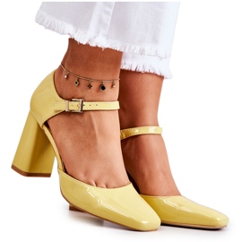 PG1 Escarpins laqués à la mode sur une barre jaune Maoris