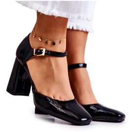 PG1 Escarpins laqués à la mode sur un bar Maoris noir