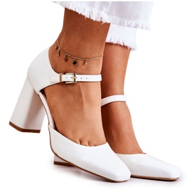 PG1 Escarpins laqués à la mode sur un bar Maoris blanc