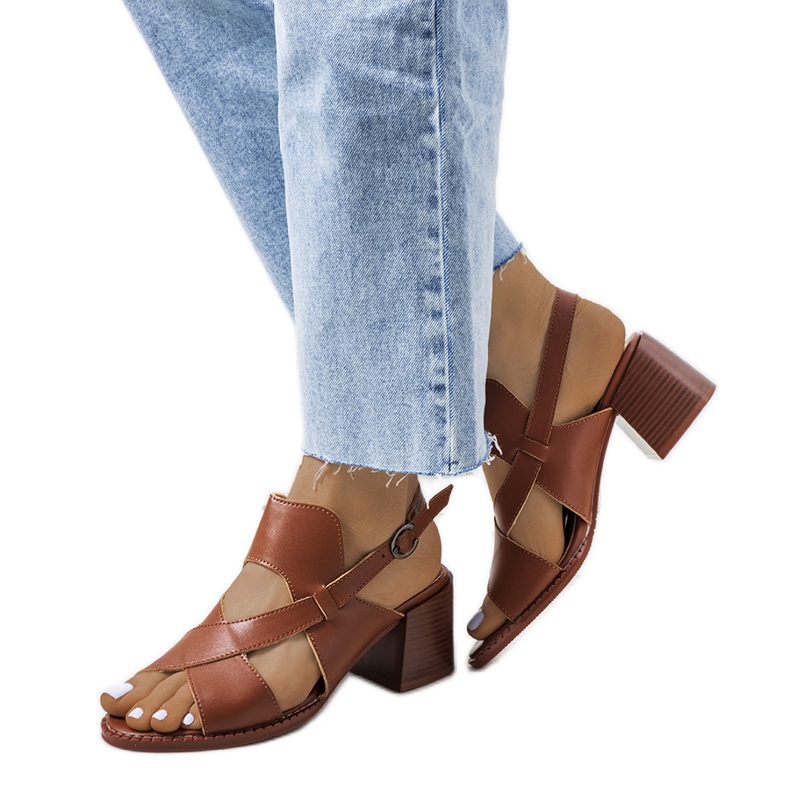 Sandales en cuir marron sur le post Destina brun Sandales en cuir marron sur le post Destina brun