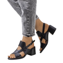 Sandales en cuir noir sur le poste Destina