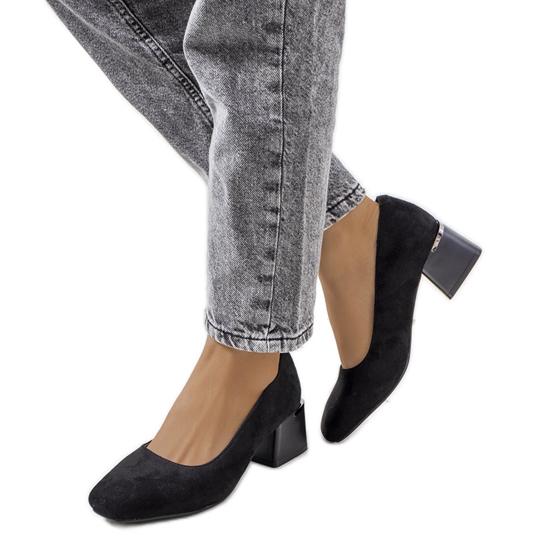 Escarpins noirs sur le poste de Bloor le noir