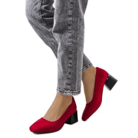 Escarpins rouges sur le poste de Bloor