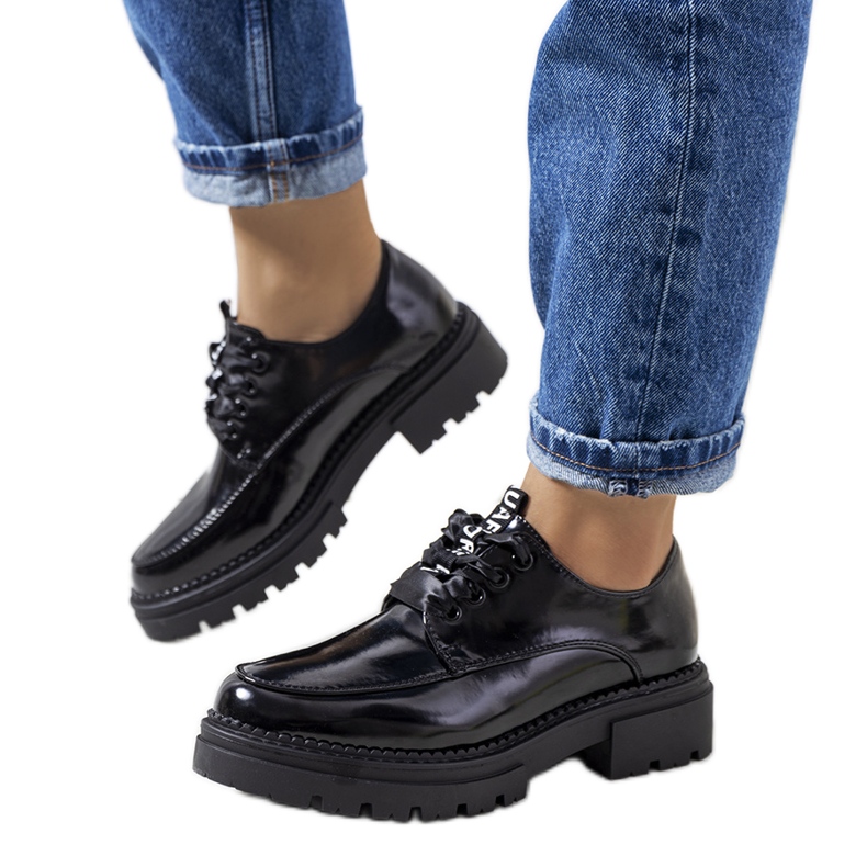 Chaussures laquées noires d'Aike le noir