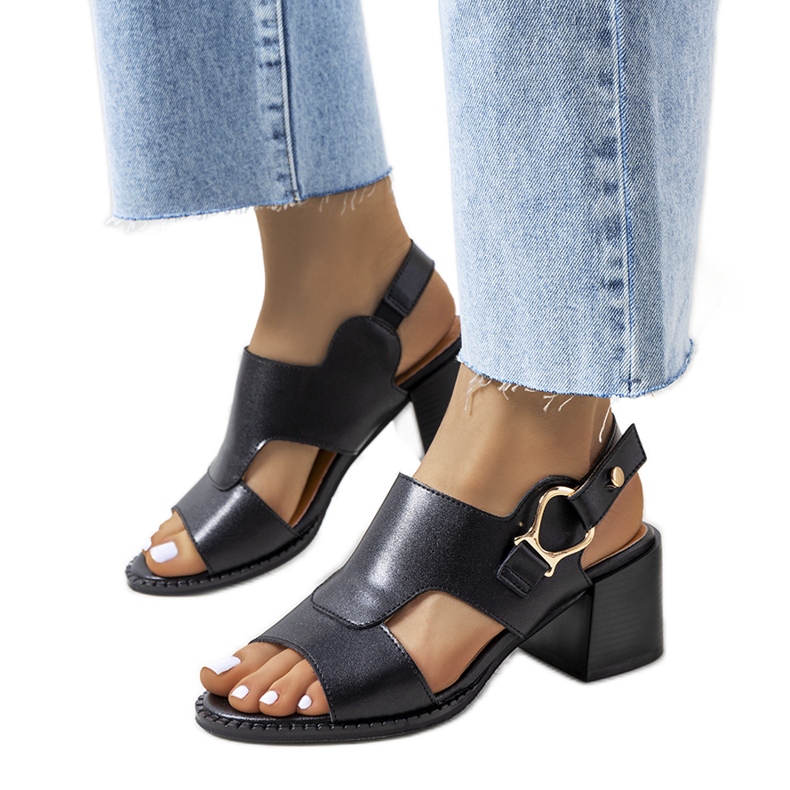 BM Sandales noires sur le poste de Lamia le noir BM Sandales noires sur le poste de Lamia le noir