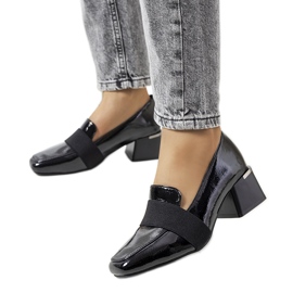 Chaussures laquées noires sur le poteau de Tammy le noir