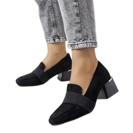 Richelieus noirs sur le poteau d'Arden le noir Richelieus noirs sur le poteau d'Arden le noir