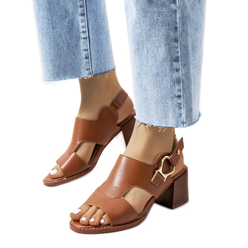 Sandales marron sur le poste de Lamia brun