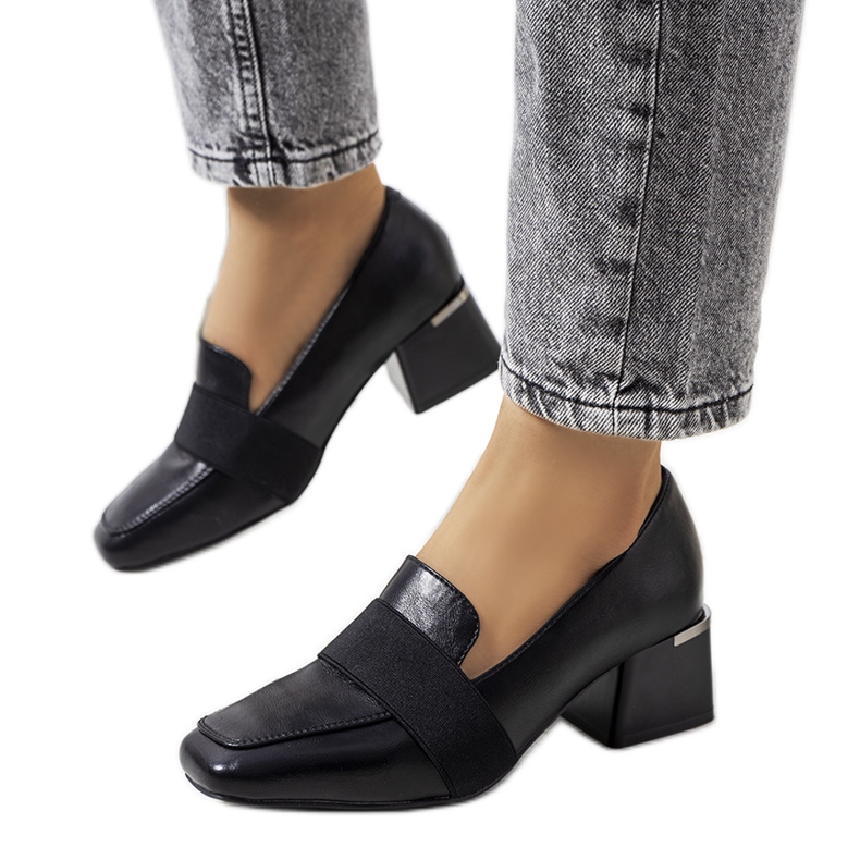 Brogues noires sur le poteau Thoma le noir Brogues noires sur le poteau Thoma le noir