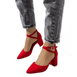 Escarpins rouges sur le poteau bas de Florina Escarpins rouges sur le poteau bas de Florina
