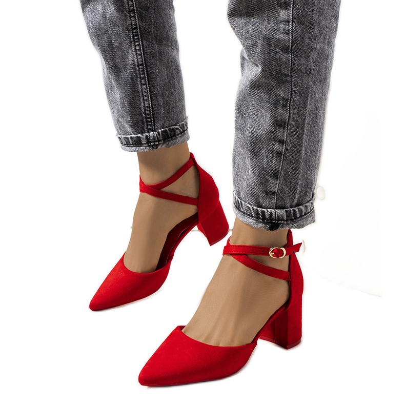 Escarpins rouges sur le poteau bas de Florina Escarpins rouges sur le poteau bas de Florina