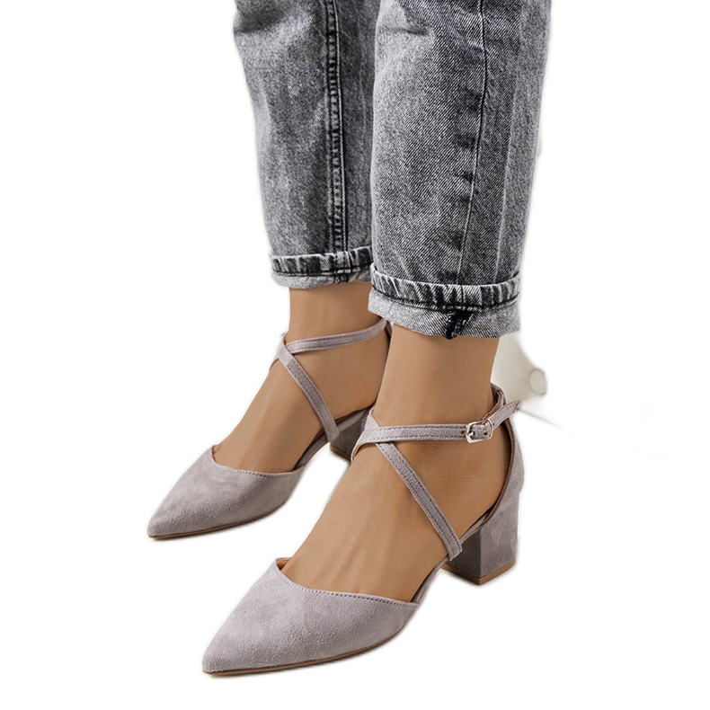 Escarpins gris sur le post de Terra Escarpins gris sur le post de Terra