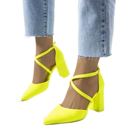 Des escarpins jaune fluo sur le Hassing post